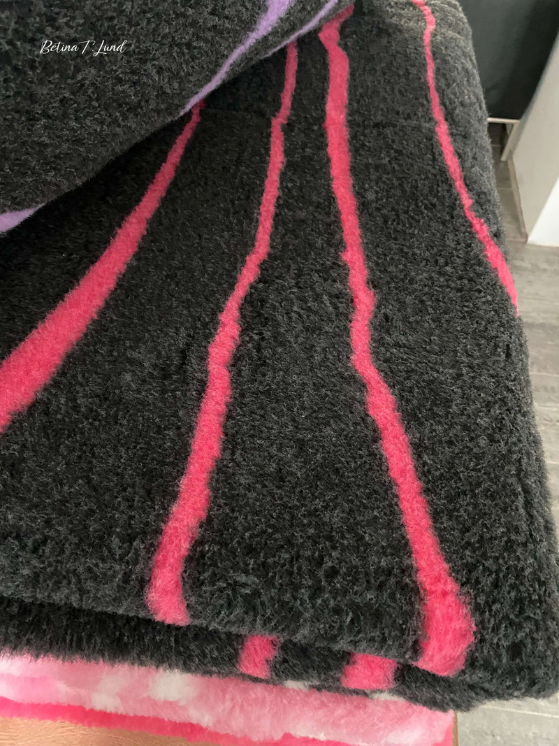 Vetbed 100x150 cm I Sort/pink waves